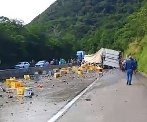 Imagem: Acidente com carreta de cerveja bloqueia BR-101 em Alagoas