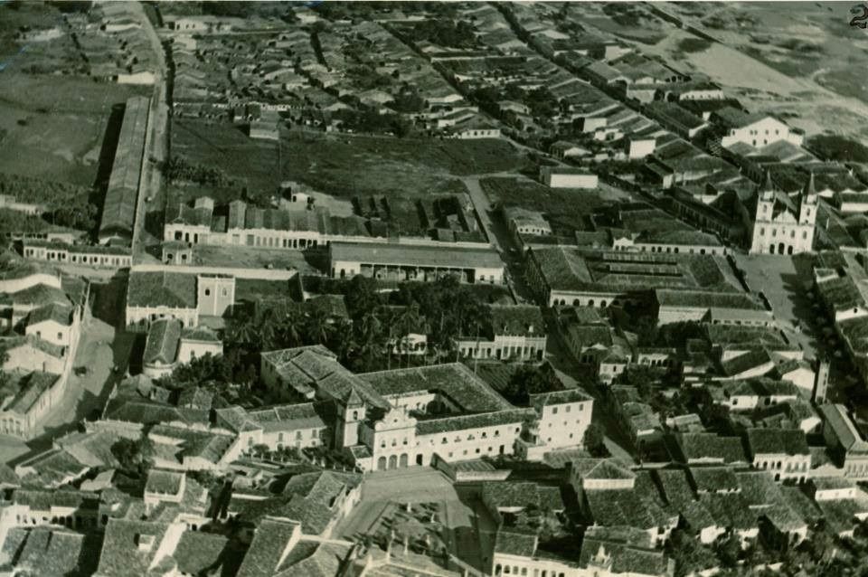 telhado do sobradão com sua janela para o rio.jpg