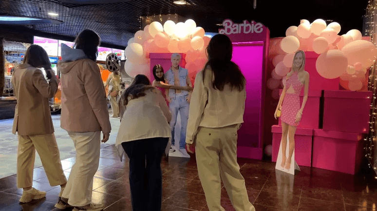 As sessões clandestinas de 'Barbie' na Rússia que contornam sanções por guerra contra Ucrânia