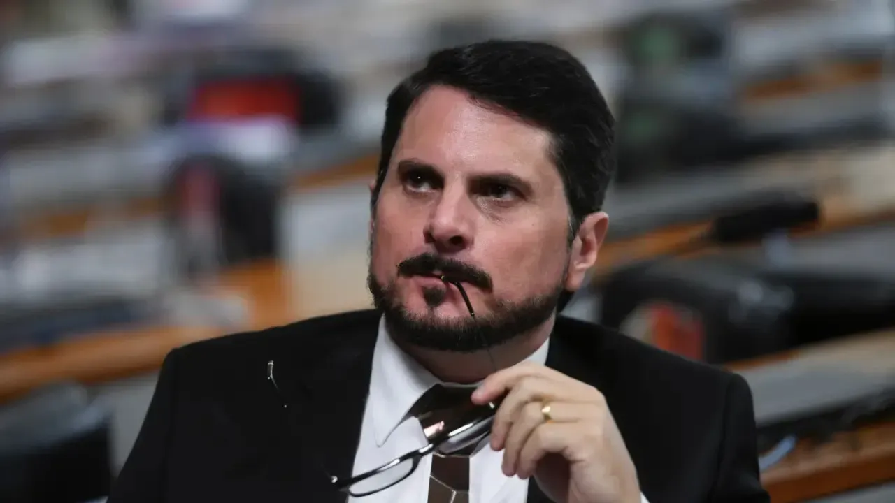 Marcos do Val descumpre ordem do STF e enfrenta consequências