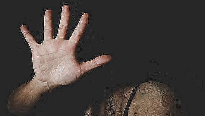Mulher é presa em Maceió suspeita de estuprar a enteada de 15 anos