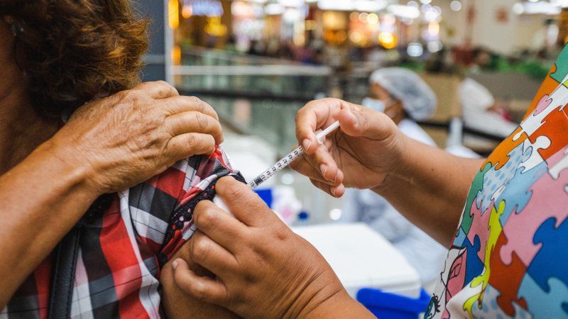 Saúde alerta sobre Covid-19 para o verão de 2025