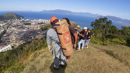 Imagem: Piloto de asa-delta morre após queda em Caraguatatuba