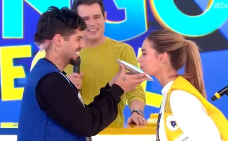 Grávida, Virginia sofre queda no palco do "Domingo Legal": "Tô de boa"