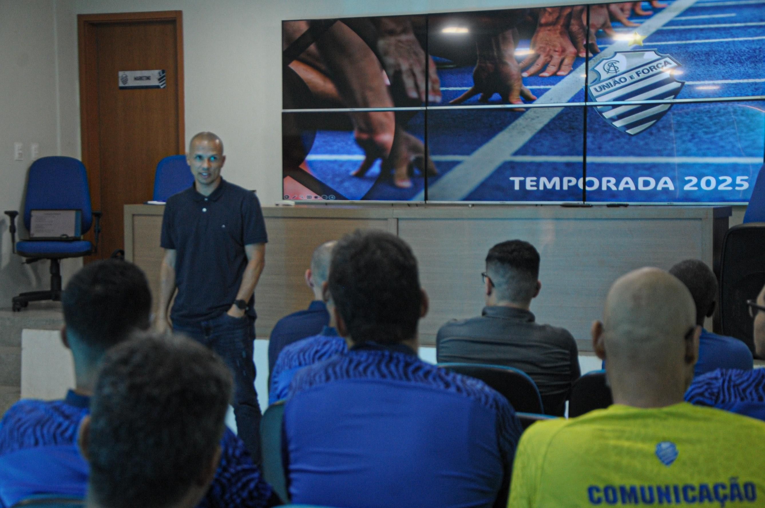 CSA confirma 17 contratações e busca mais reforços