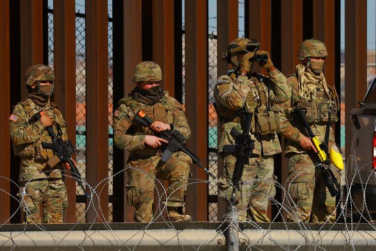 Tropas dos EUA se deslocam para a fronteira com o México; 10 mil soldados são esperados na região
