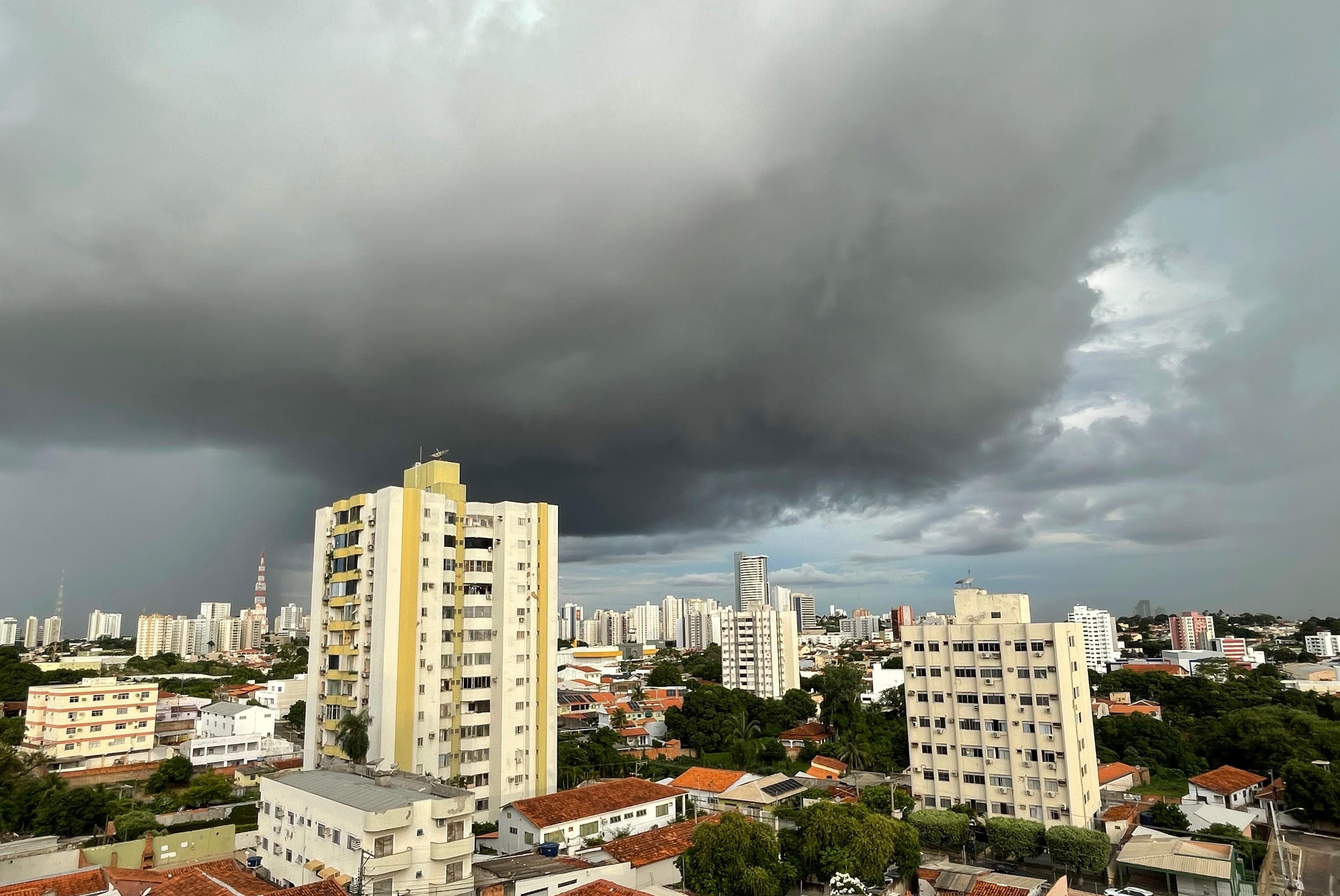 Cuiabá prevê calor com chuvas e alerta amarelo no MT