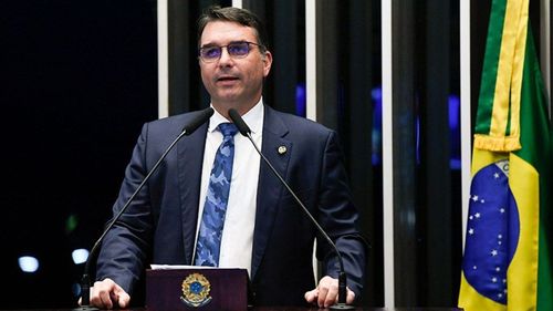 Imagem: Flávio Bolsonaro admite que postou vídeo de pai