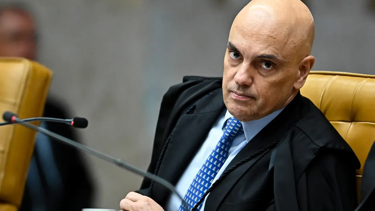 Moraes determina troca de farda por roupa civil para militares