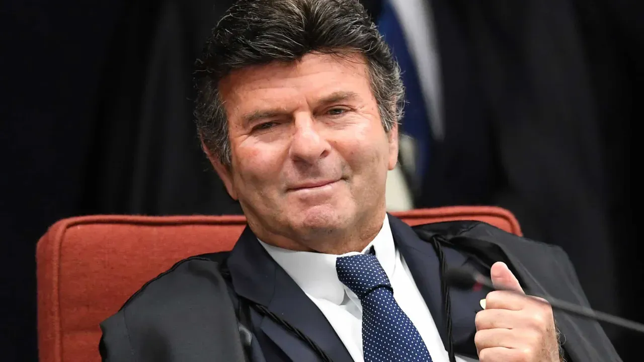 Fux Vota Contra Restrições a Bolsonaro no STF