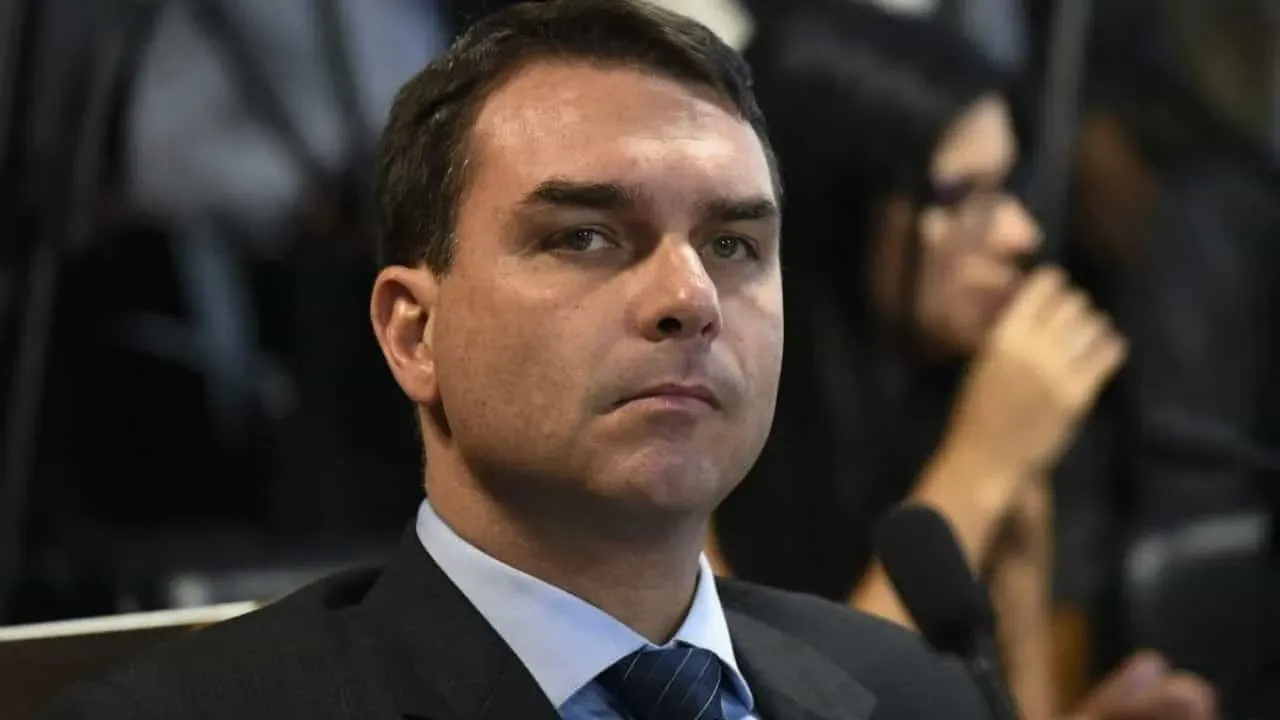 Flávio Bolsonaro critica Lula e minimiza fala de Eduardo