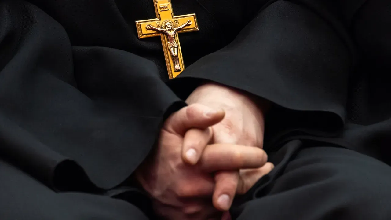 Padre Calvin Robinson tem licença revogada após gesto polêmico