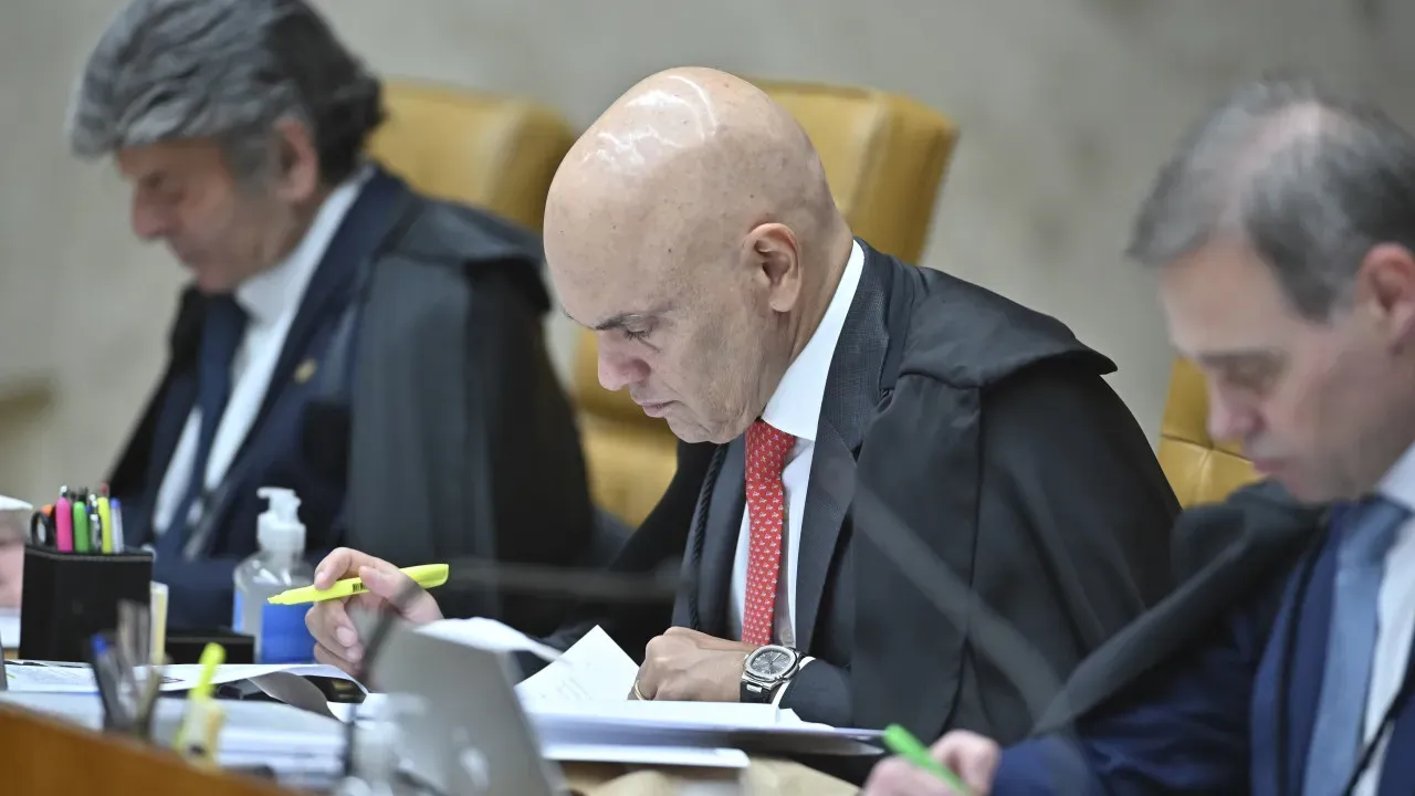 Tensão no STF e cautela em caso Bolsonaro e Trump