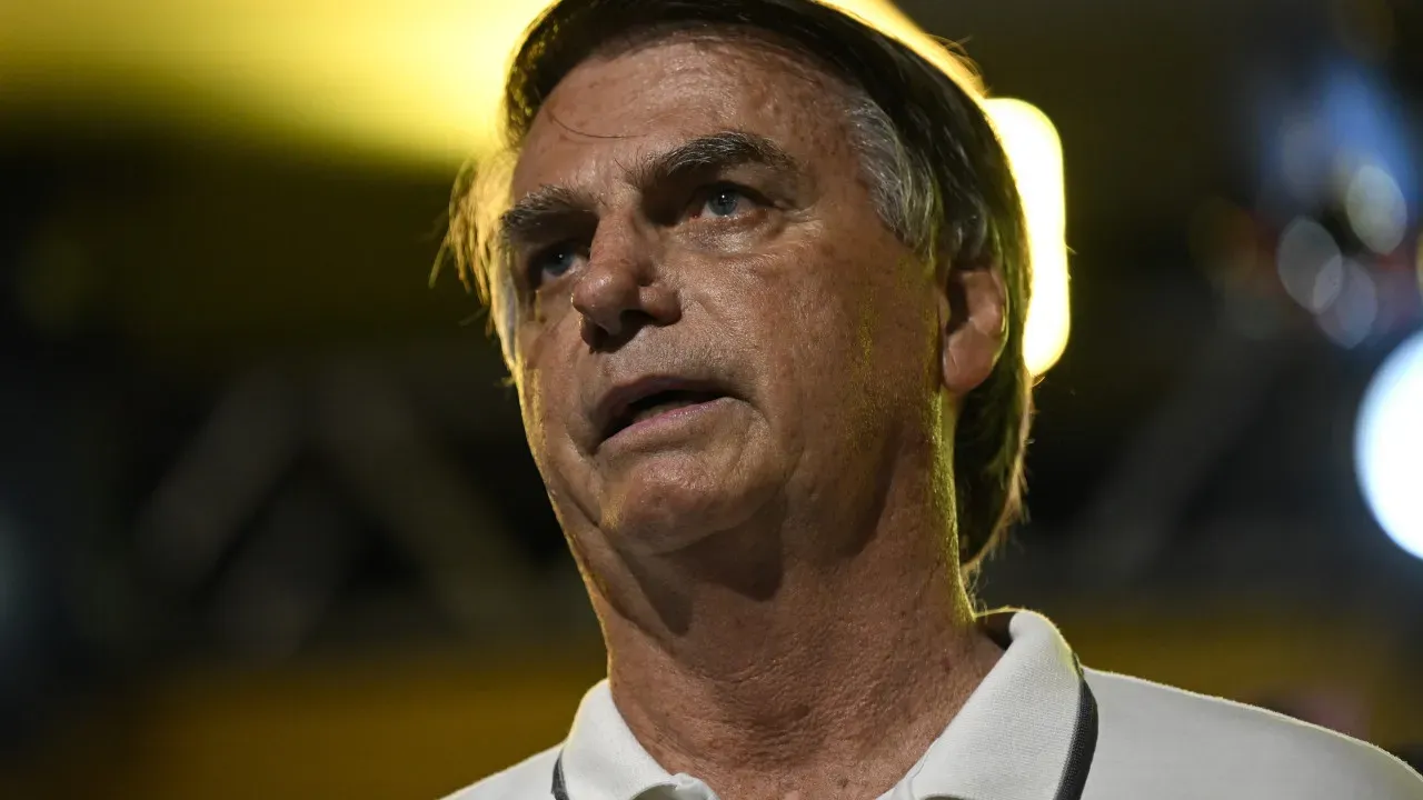 Bolsonaro faz aparição surpresa em reunião sobre enchentes