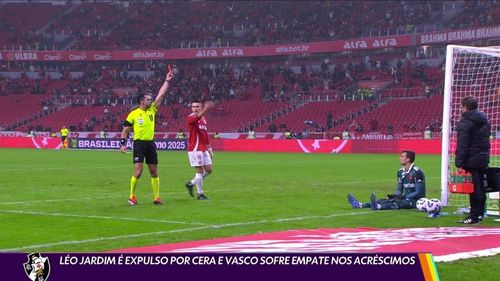 Imagem: Árbitro apita CRB x Cruzeiro após expulsão de Léo Jardim
